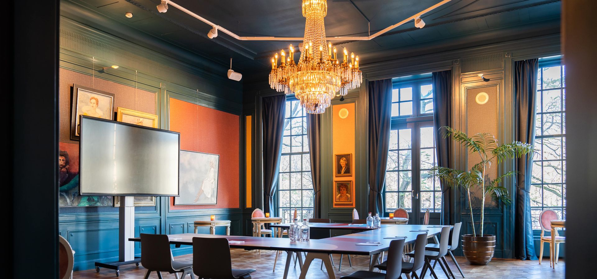 Altijd al willen vergaderen in de Koninklijke Schouwburg, Theater aan het Spui of Zaal 3?