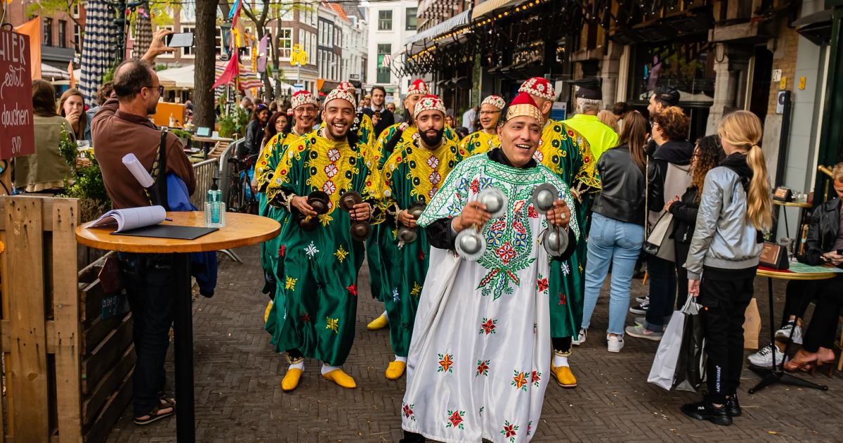 Gnawa Parade — Muzikale parade door het centrum van Den Haag in Het Nationale Theater, Den Haag