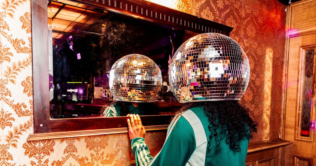 EN NOU GAAN WE EVEN HELEMAAL UIT ONZE PLAAT (een topshow) (6+) — Maas theater en dans | Acteursgroep Wunderbaum in Het Nationale Theater, Den Haag